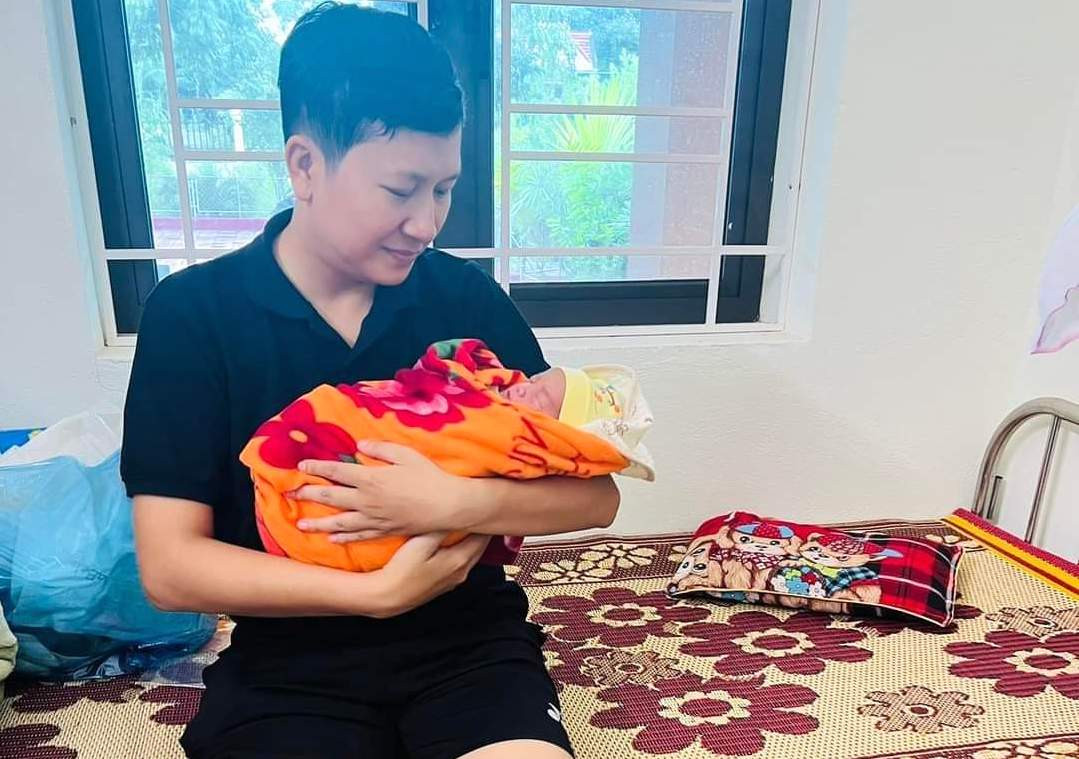 Bé trai sơ sinh bị bỏ rơi ở phòng khám tư nặng 3 kg, sức khỏe bình thường. Bé trai sơ sinh bị bỏ rơi ở phòng khám tư nặng 3 kg, sức khỏe bình thường.