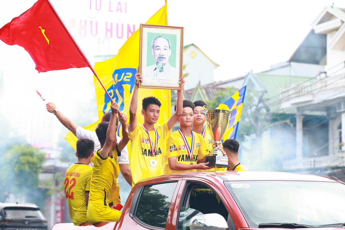 Các cầu thủ đội U13 SLNA diễu hành trên đường phố sau khi giành chức vô địch. (Ảnh: SLNA).