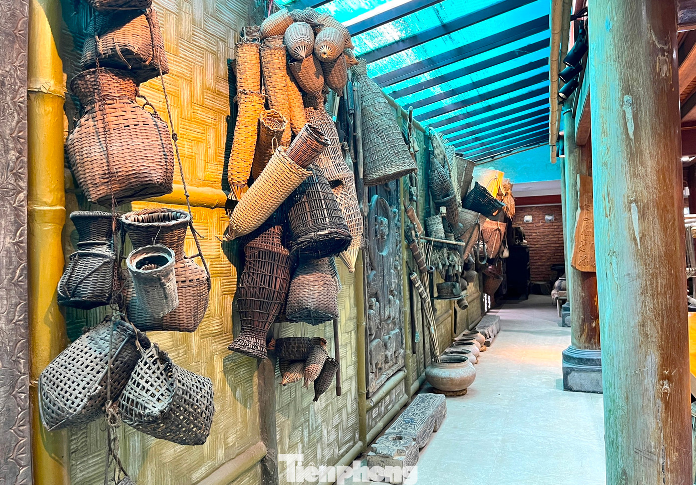 Sau khi nhà sàn được dựng lên, ông Phúc bắt đầu hành trình sưu tầm hiện vật, cổ vật của đồng bào dân tộc Thái về treo trong nhà.