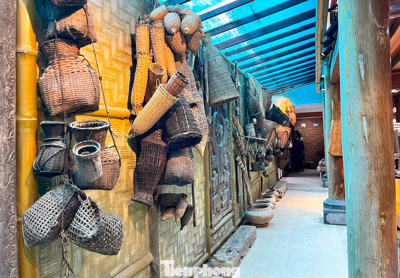 Sau khi nhà sàn được dựng lên, ông Phúc bắt đầu hành trình sưu tầm hiện vật, cổ vật của đồng bào dân tộc Thái về treo trong nhà.