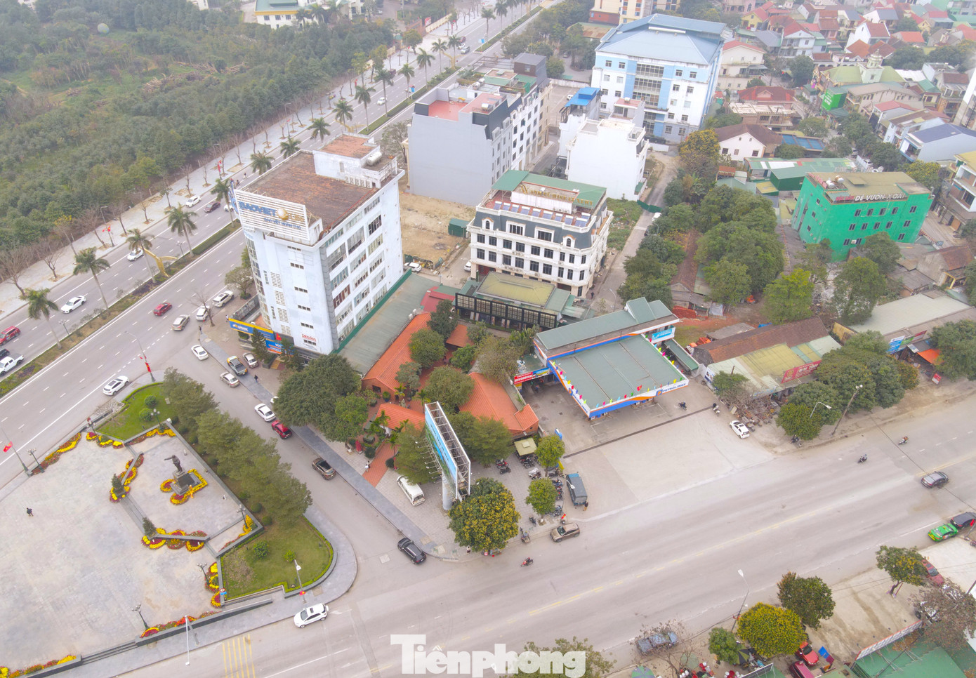 Khu đất này được đánh giá là khu "đất vàng" với 4 mặt tiền. Trong đó, phía Đông giáp đường Nguyễn Phong Sắc và trạm xăng dầu; phía Tây giáp Đại lộ Lê Nin; phía Bắc giáp Doanh nghiệp tư nhân và phía Nam giáp vườn hoa ngã 5 Hải Quan.