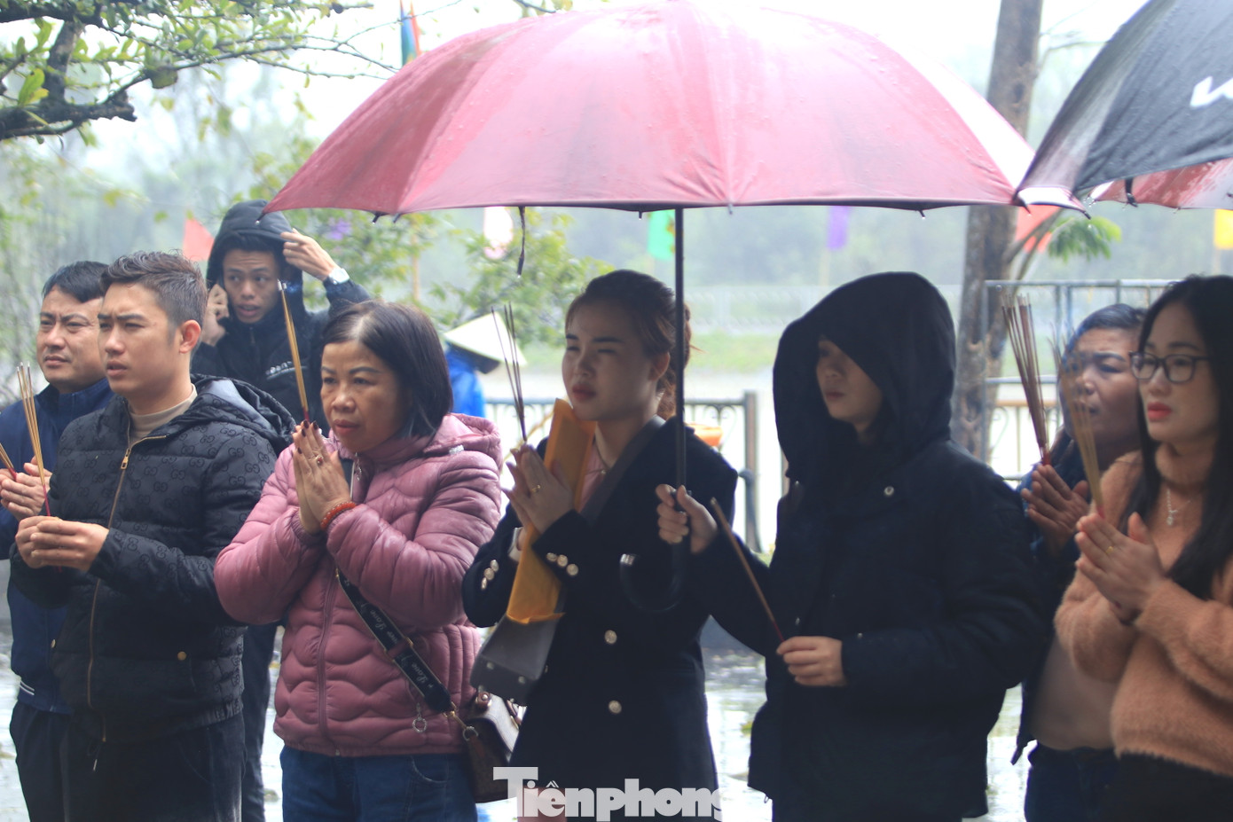 Ngoài trời có mưa nặng hạt nhưng du khách vẫn thành tâm đứng ngoài sân thắp hương cầu khấn. Ngoài trời có mưa nặng hạt nhưng du khách vẫn thành tâm đứng ngoài sân thắp hương cầu khấn.