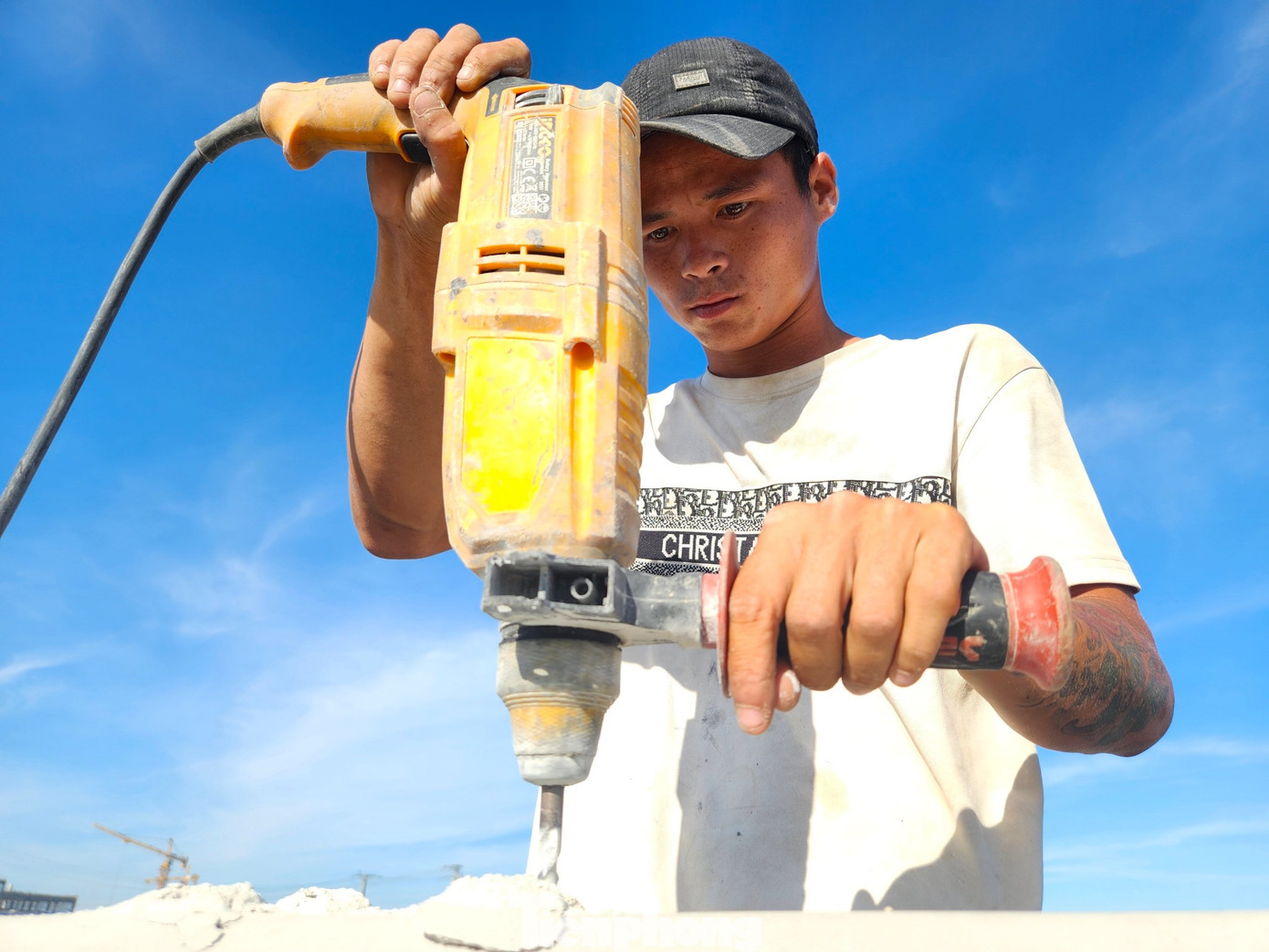 "Mấy hôm nay nắng quá anh em công nhân rất vất vả. Buổi sáng mọi người phải đi làm từ lúc 5h để trưa nghỉ sớm hơn. 14h chiều anh em lại bắt đầu làm, nắng nóng rát mặt. Tuy mệt nhọc nhưng tiến độ đề ra rồi thì anh em vẫn quyết tâm để đưa công trình về đích đúng hạn", công nhân Hoàng Văn Thi (25 tuổi, trú tỉnh Phú Thọ) vừa khoan, lắp đặt các tấm lưới sắt chống chói trên các dãy lan can đường vừa chia sẻ.