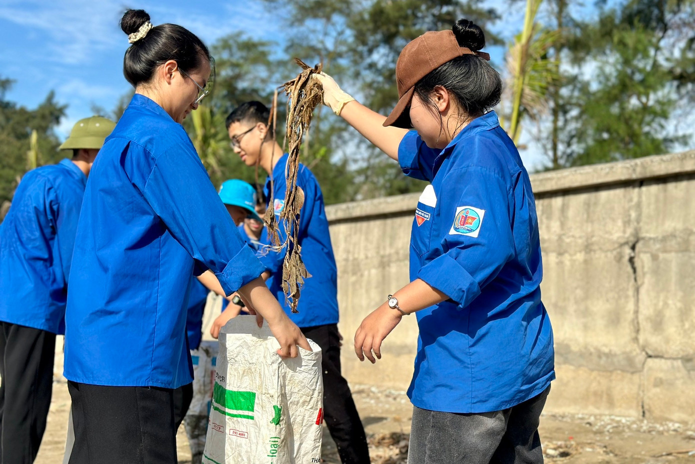 Tại bãi biển xã Quỳnh Lương (huyện Quỳnh Lưu), Ban Thường vụ Huyện đoàn Quỳnh Lưu cùng gần 200 đoàn viên thanh niên đã tiến hành thu gom rác thải, dọn dẹp vệ sinh môi trường, làm đẹp bãi biển.