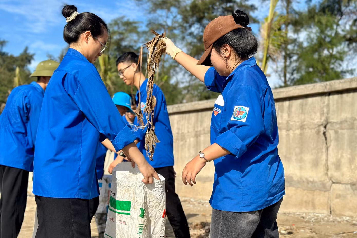 Tại bãi biển xã Quỳnh Lương (huyện Quỳnh Lưu), Ban Thường vụ Huyện đoàn Quỳnh Lưu cùng gần 200 đoàn viên thanh niên đã tiến hành thu gom rác thải, dọn dẹp vệ sinh môi trường, làm đẹp bãi biển.