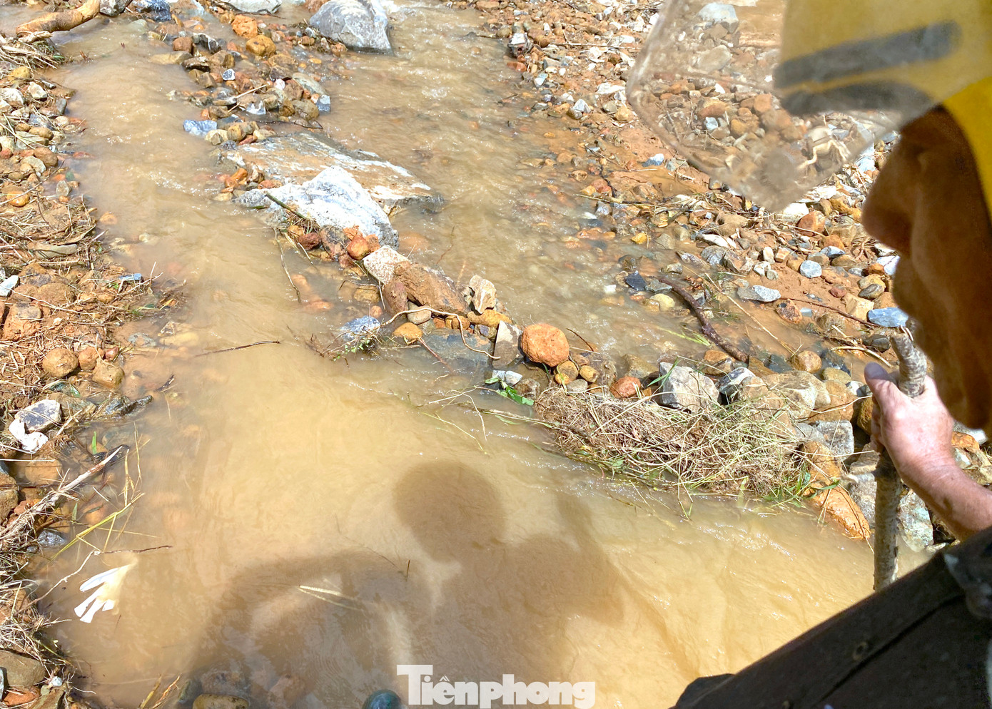 Vừa đi dọc suối, ông Tứ vừa đảo mắt nhìn kỹ phía dưới lòng con suối. Những nơi có dấu hiệu nghi ngờ đất bồi lắng dày khác thường, ông Tứ dùng gậy chọc rồi tay cào bới lớp đất đá lên để tìm kiếm. Vừa đi dọc suối, ông Tứ vừa đảo mắt nhìn kỹ phía dưới lòng con suối. Những nơi có dấu hiệu nghi ngờ đất bồi lắng dày khác thường, ông Tứ dùng gậy chọc rồi tay cào bới lớp đất đá lên để tìm kiếm.