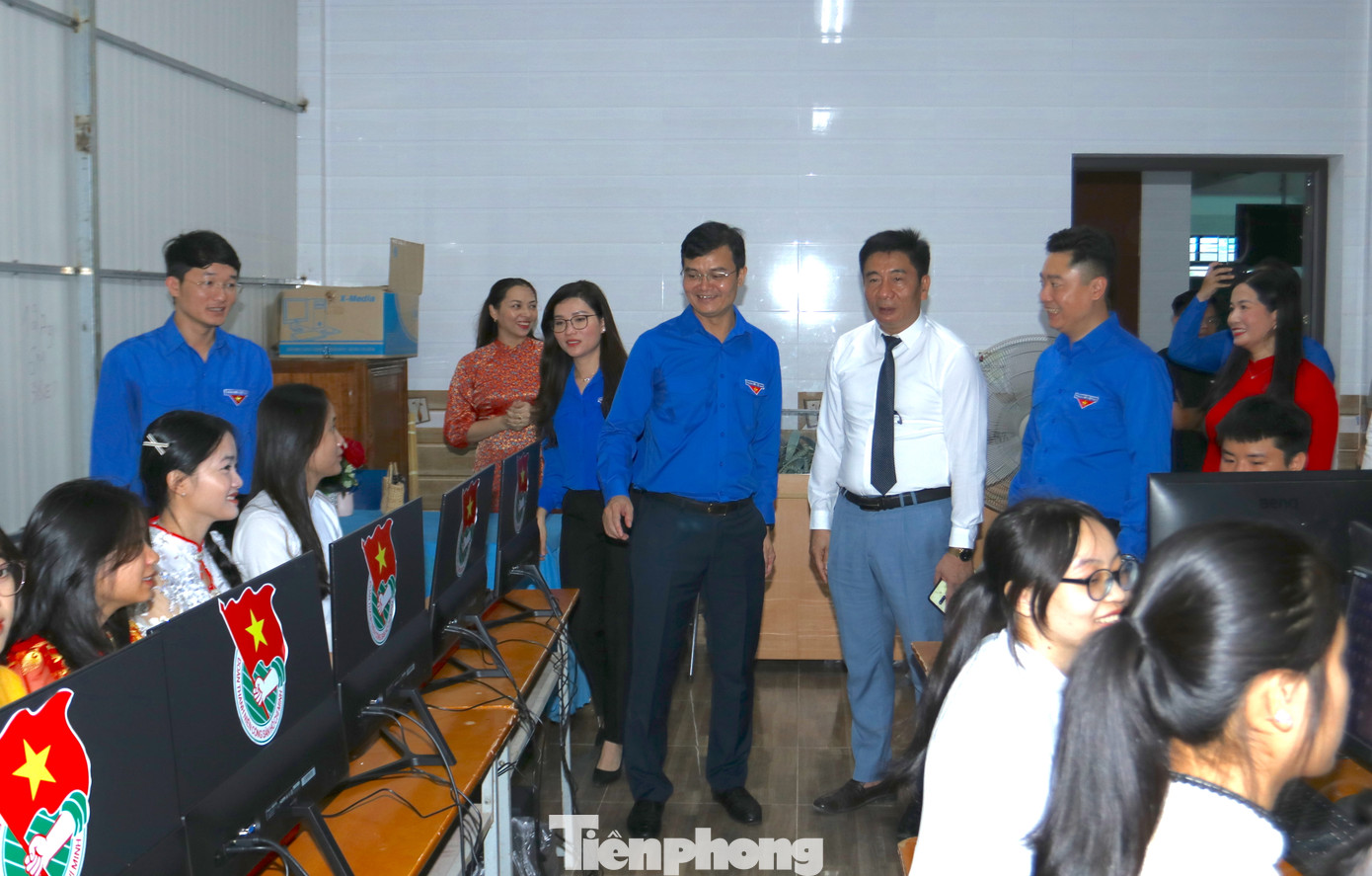 Các đại biểu đến thăm phòng máy tính do anh Bùi Quang Huy - Bí thư thứ nhất Trung ương Đoàn trao tặng cho trường.