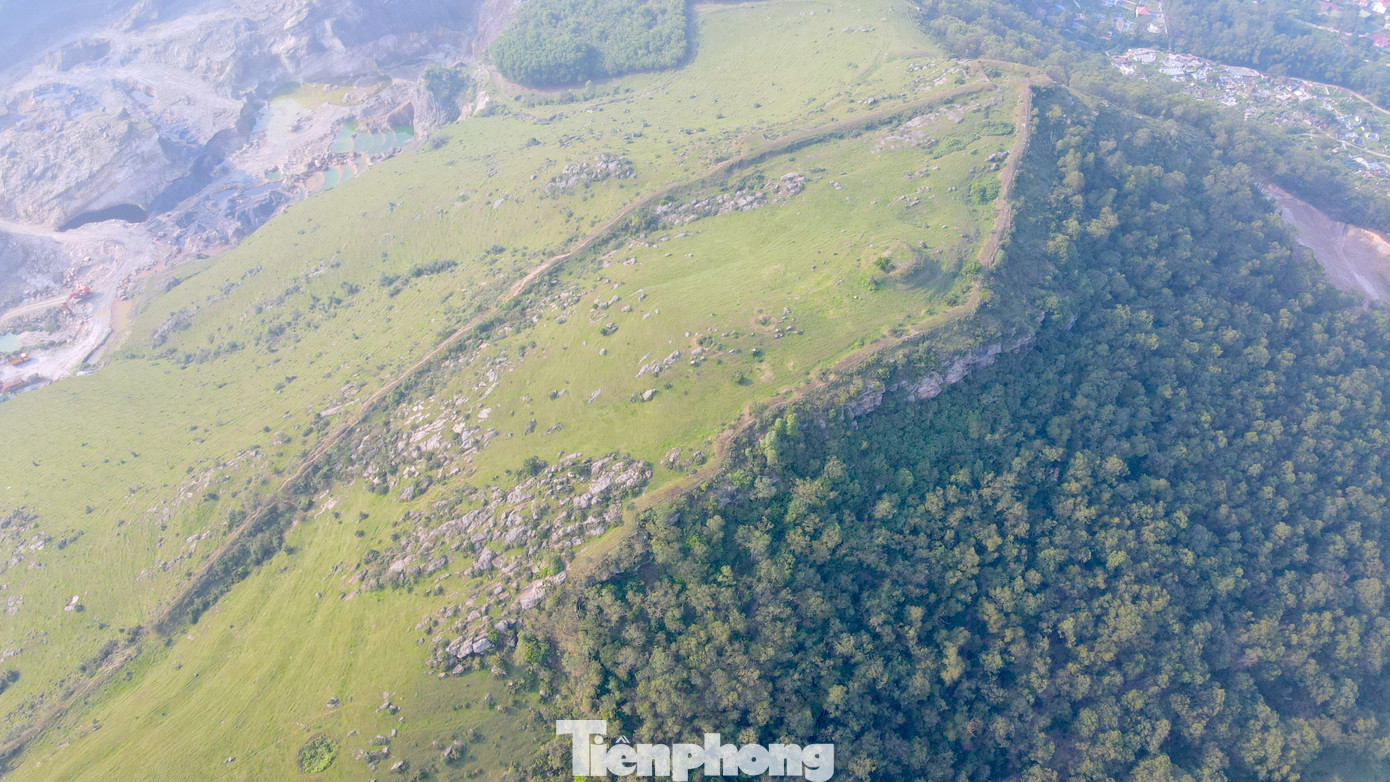 Tường thành được ghép bằng đá vôi, đá son có chiều cao khoảng 2 m, xếp chồng lên nhau. Mặt thành hình thang, nhiều đoạn được ghép cao làm vọng cho lính canh gác để báo động khi có giặc xâm chiếm.