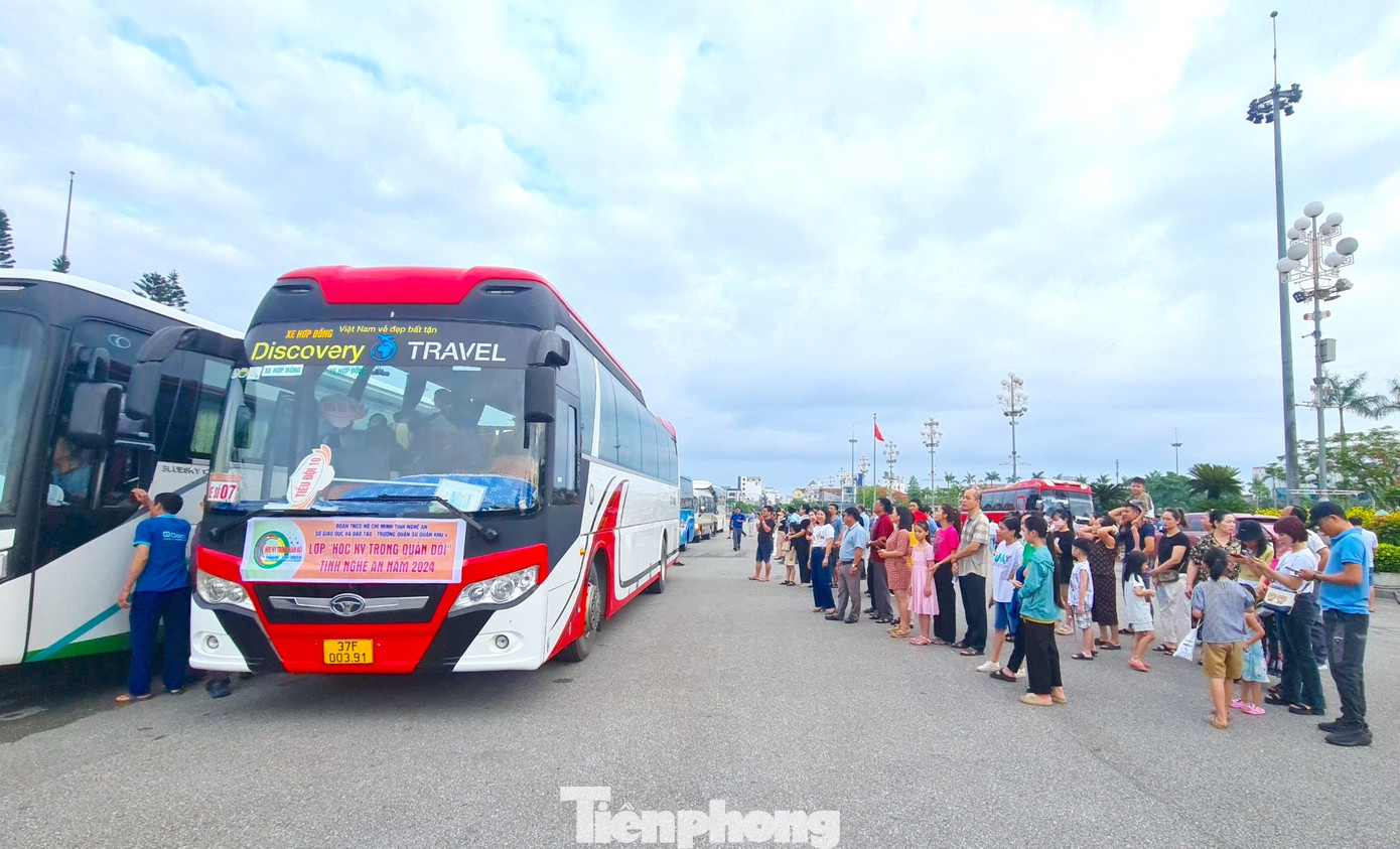Người thân vẫy chào các em học viên bước vào 9 ngày huấn luyện với nhiều nội dung, kiến thức ý nghĩa.