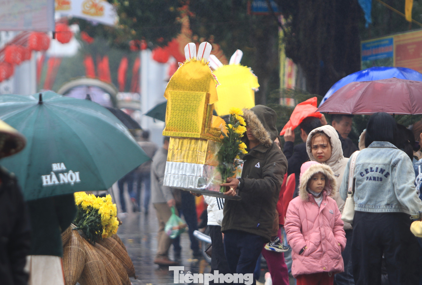 Nhiều du khách chuẩn bị mâm lễ lớn chất đầy những thỏi vàng vào đền cầu khấn. Nhiều du khách chuẩn bị mâm lễ lớn chất đầy những thỏi vàng vào đền cầu khấn.