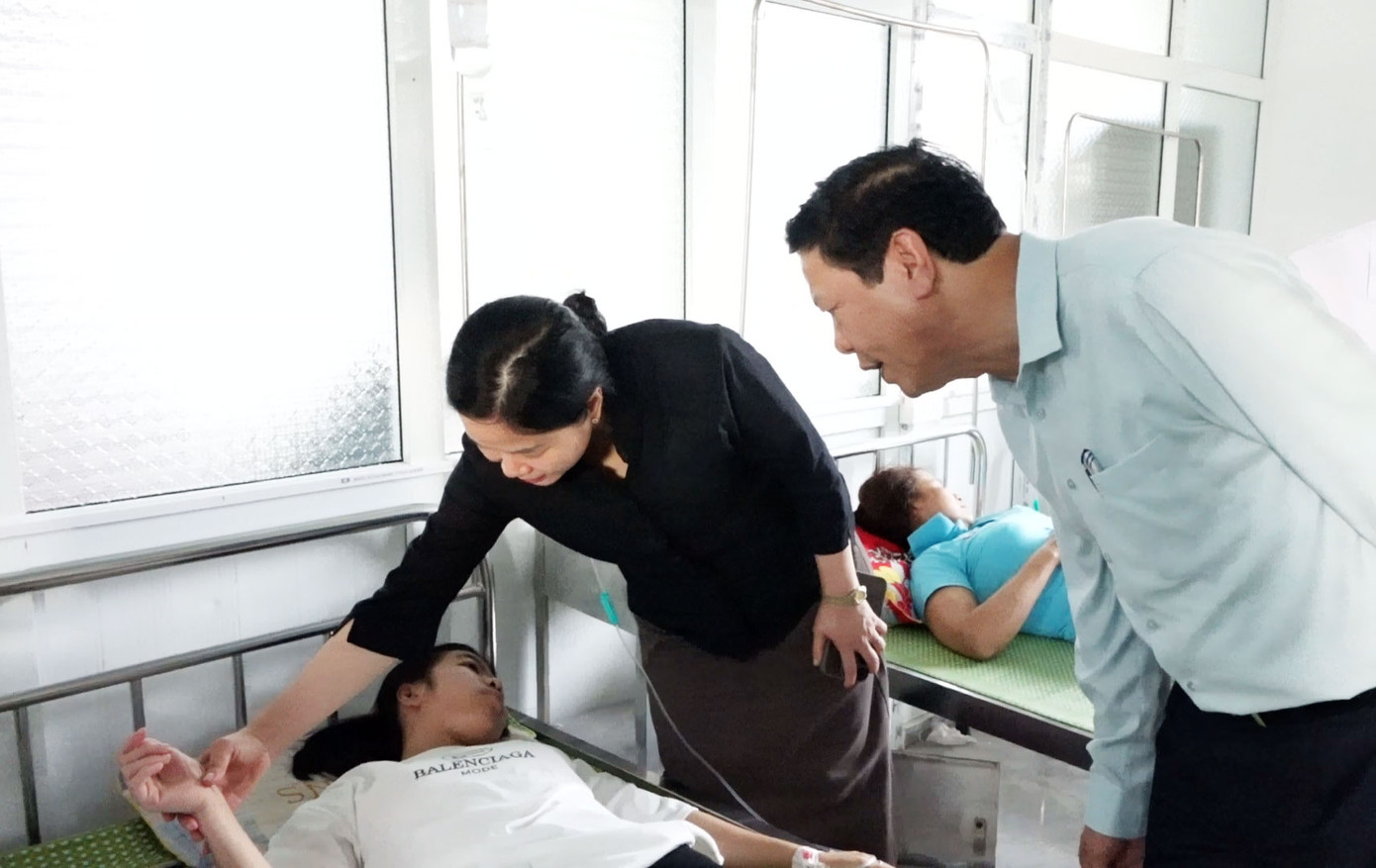 Lãnh đạo Sở Y tế Nghệ An, lãnh đạo huyện Yên Thành đến thăm hỏi các công nhân bị ngộ độc.