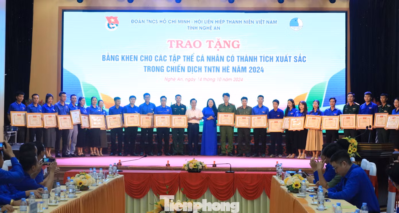 Tặng Bằng khen của T.Ư Đoàn TNCS Hồ Chí Minh cho 10 tập thể và 22 cá nhân có thành tích xuất sắc trong triển khai thực hiện Chiến dịch Thanh niên tình nguyện Hè 2024.