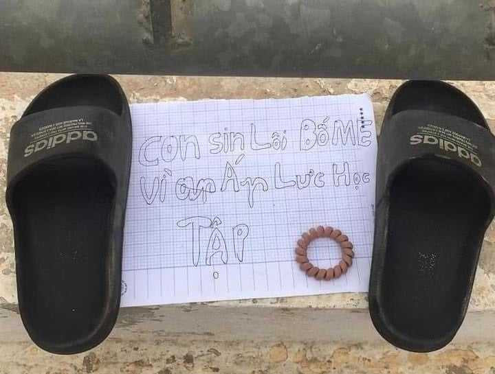 Đôi dép cùng mảnh giấy được để lại lan can cầu bờ kênh.