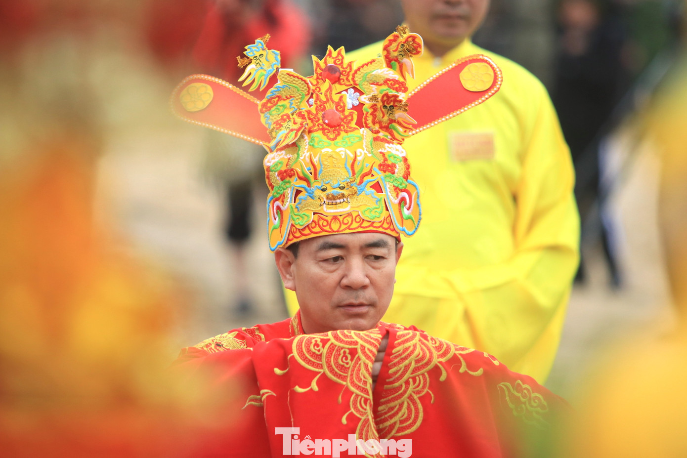 Các vị chủ lễ và đại biểu trang nghiêm thực hiện các nghi lễ, dâng hương trong lễ cầu ngư.