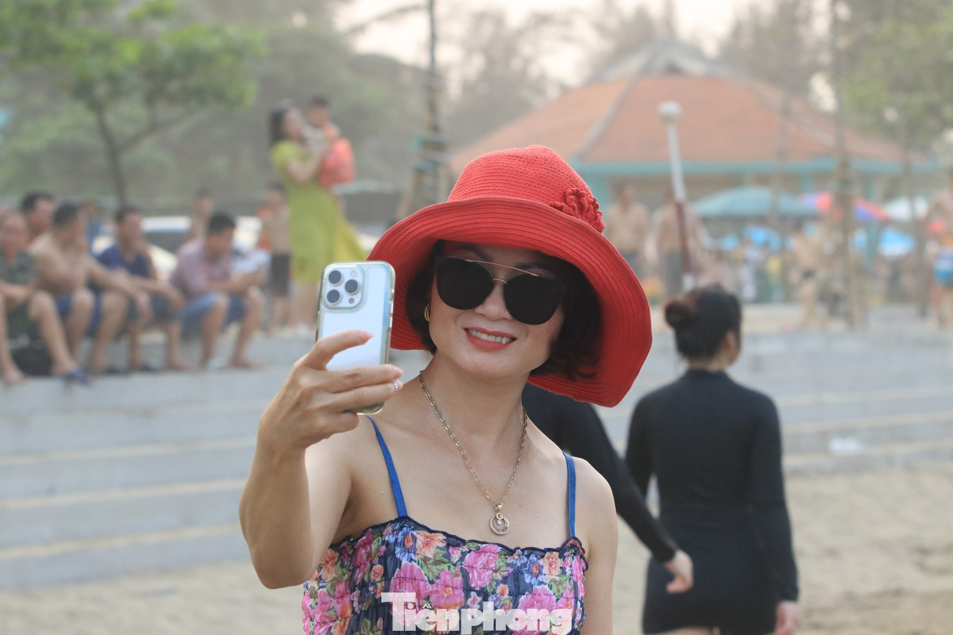 Nhiều du khách tranh thủ chụp hình cùng với biển và sóng nước.