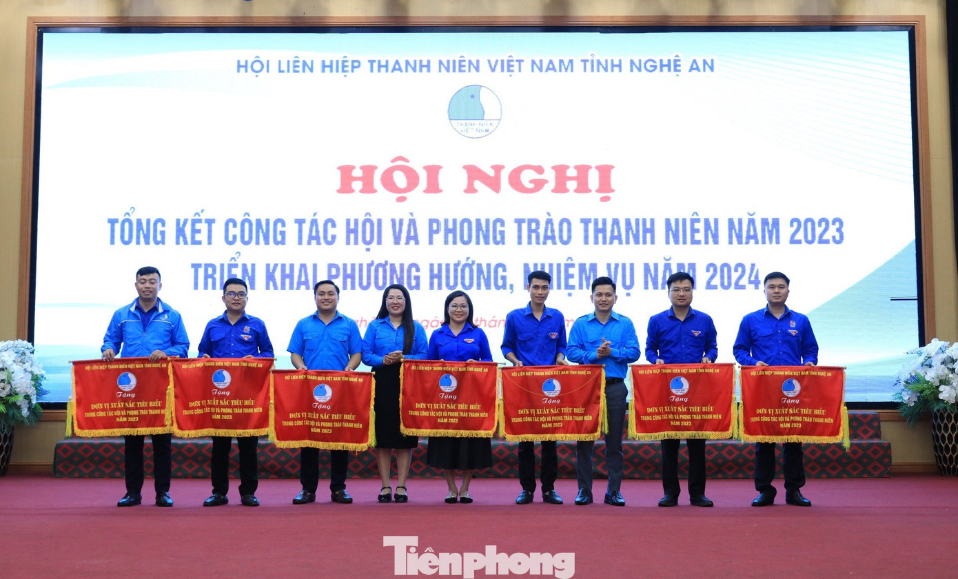 Hội Liên hiệp thanh niên Việt Nam tỉnh Nghệ An tặng cờ thi đua cho các đơn vị xuất sắc tiêu biểu. Hội Liên hiệp thanh niên Việt Nam tỉnh Nghệ An tặng cờ thi đua cho các đơn vị xuất sắc tiêu biểu.