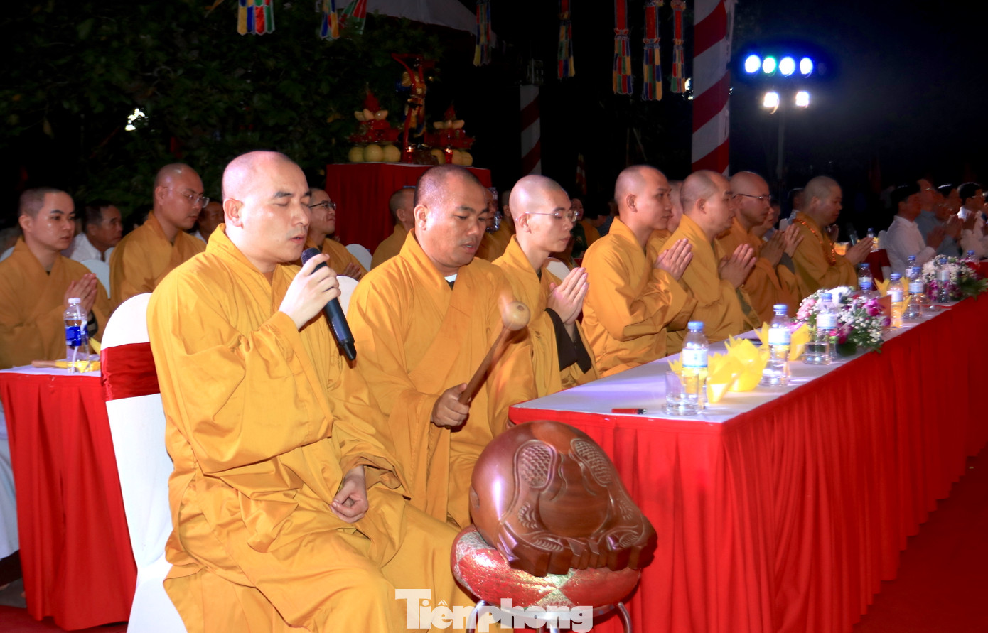 Các chư tôn đức hòa thượng, thượng tọa, đại đức, tăng, ni thực hiện nghi thức lễ tưởng niệm các anh hùng liệt sỹ.