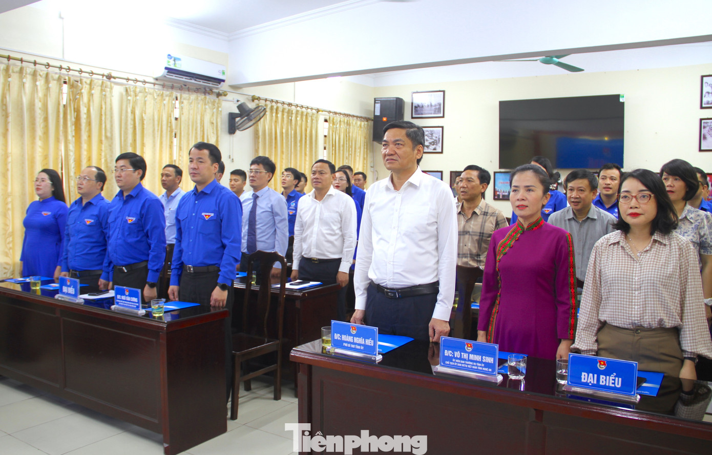 Các đại biểu thực hiện nghi thức chào cờ tại buổi lễ.