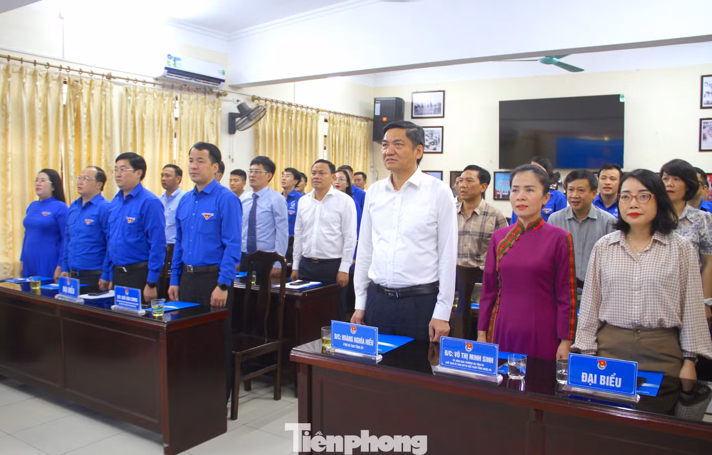 Các đại biểu thực hiện nghi thức chào cờ tại buổi lễ.