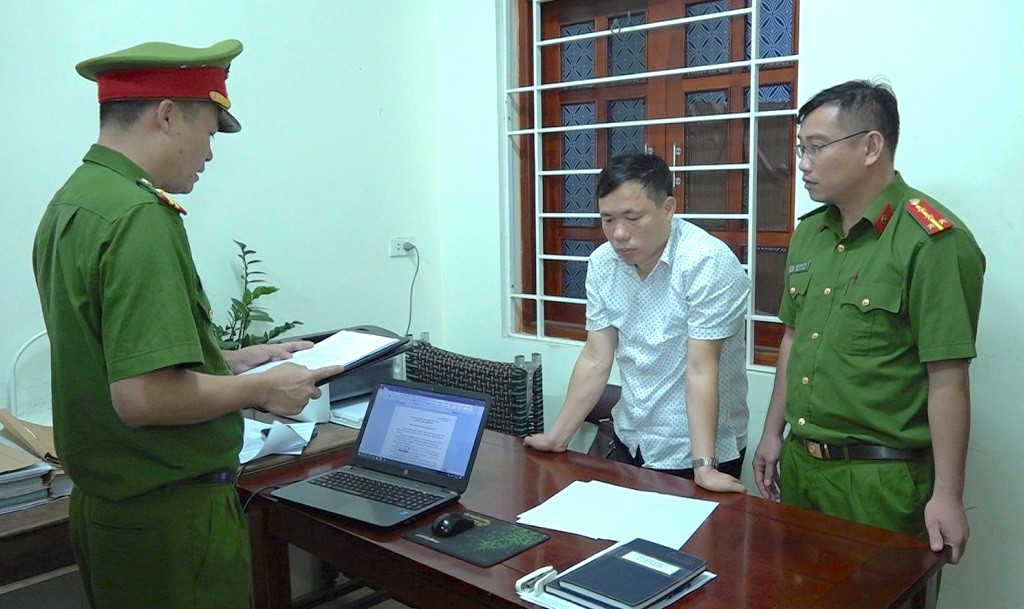 Công an đọc lệnh bắt Trần Đức Lợi - Phó Chủ tịch UBND huyện Quỳ Hợp.