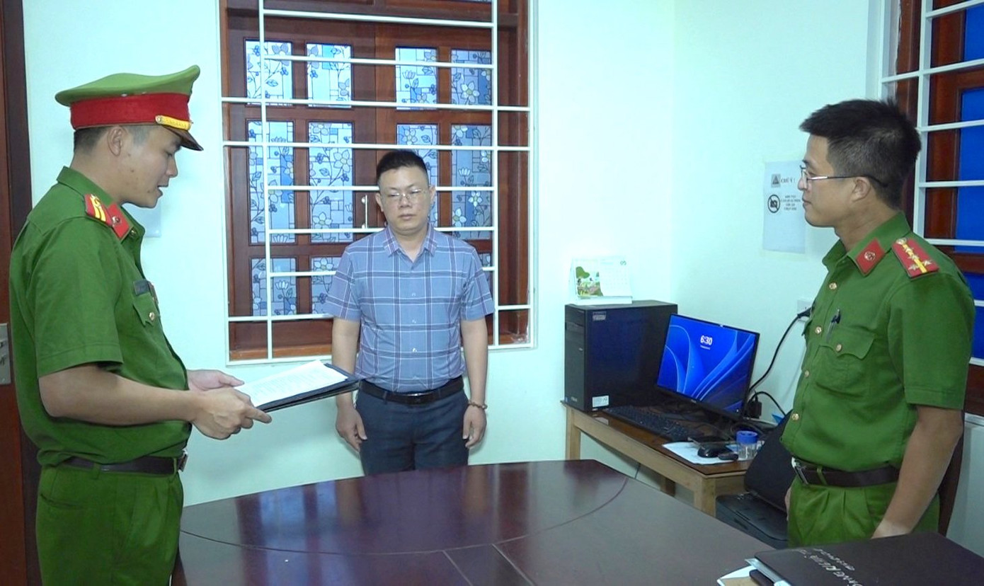 Công an đọc lệnh bắt Nguyễn Văn Khoa - Giám đốc Công ty cổ phần môi trường Việt Anh.