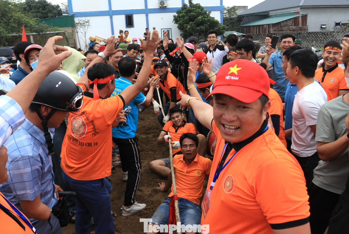 Niềm vui của khán giả khi đội của mình giành chiến thắng, các vận động viên thì mệt lả người vì mệt.