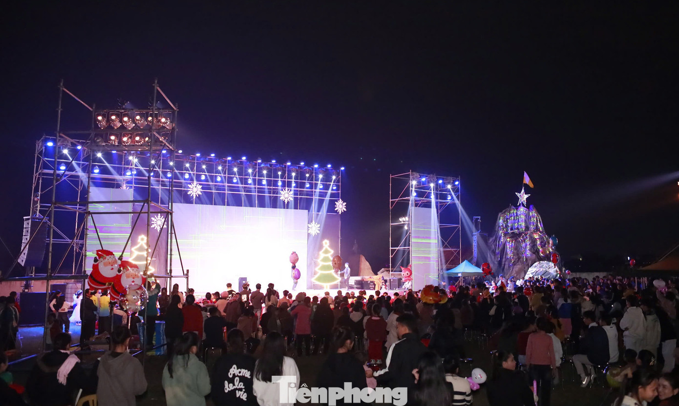 Toàn cảnh chương trình với sự tham gia của hơn 1.000 thanh thiếu nhi và bà con Giáo xứ Vạn Thủy (Quỳnh Lưu, Nghệ An).