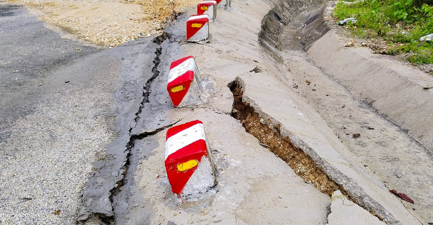 Được biết Dốc Chuối dài khoảng 3km, có độ dốc lớn, nhiều đoạn cua gấp. Đây là đoạn đường thường xuyên xảy ra sạt lở, sụt trượt mỗi mùa mưa bão. Được biết Dốc Chuối dài khoảng 3km, có độ dốc lớn, nhiều đoạn cua gấp. Đây là đoạn đường thường xuyên xảy ra sạt lở, sụt trượt mỗi mùa mưa bão.