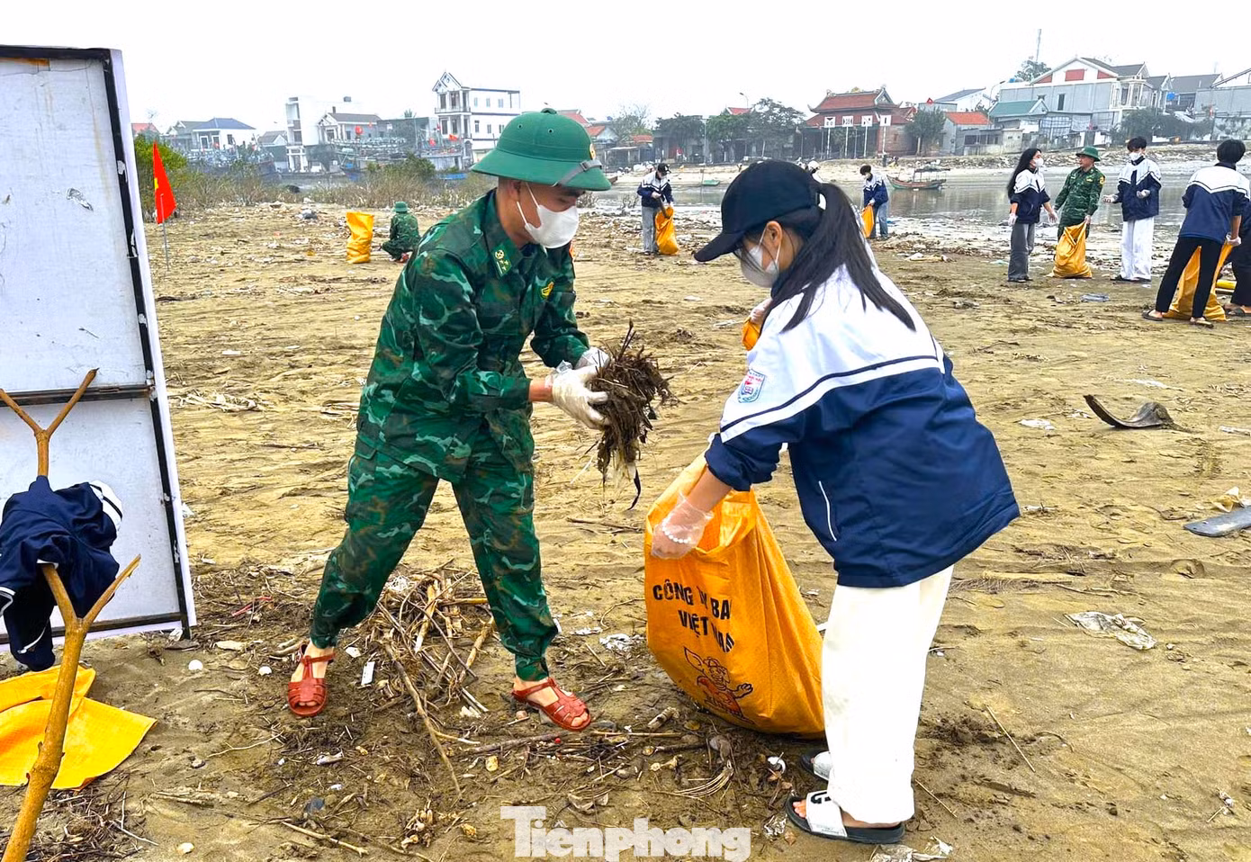 Các chiến sĩ bộ đội cùng đoàn viên thanh niên, các em học sinh khẩn trương thu gom, phân loại rác để đưa đi tiêu hủy. Các chiến sĩ bộ đội cùng đoàn viên thanh niên, các em học sinh khẩn trương thu gom, phân loại rác để đưa đi tiêu hủy.