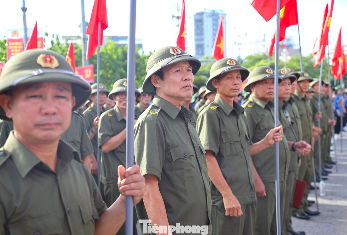 Lực lượng tham gia bảo vệ an ninh trật tự cơ sở tại tỉnh Nghệ An trong buổi lễ ra mắt. Lực lượng tham gia bảo vệ an ninh trật tự cơ sở tại tỉnh Nghệ An trong buổi lễ ra mắt.