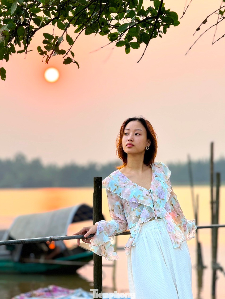 Thiếu nữ lưu lại khoảnh khắc cùng ánh hoàng hôn.