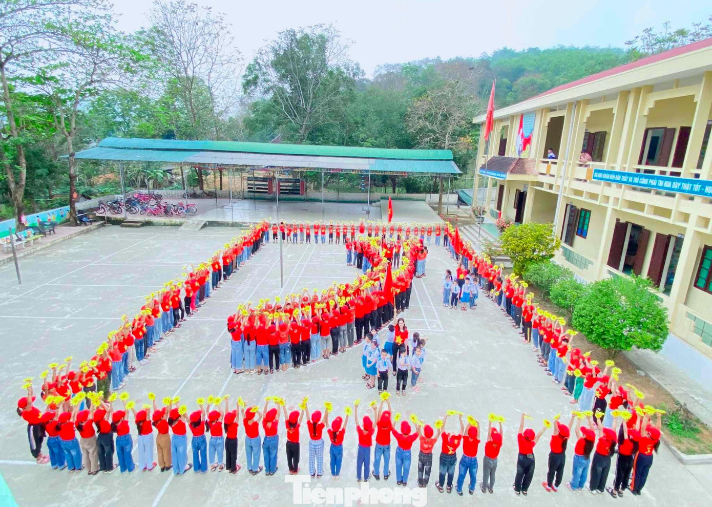 "Thời gian tới, các cơ sở Đoàn sẽ tiếp tục đẩy mạnh những hoạt động tuyên truyền phòng chống ma túy, phát huy vai trò của thanh niên trong tham gia bảo tồn gìn giữ, phát huy truyền thống văn hóa các dân tộc, đặc biệt là dân tộc ít người Ơ Đu", anh Lữ Xuân Hà - Bí thư Huyện Đoàn Tương Dương cho biết.