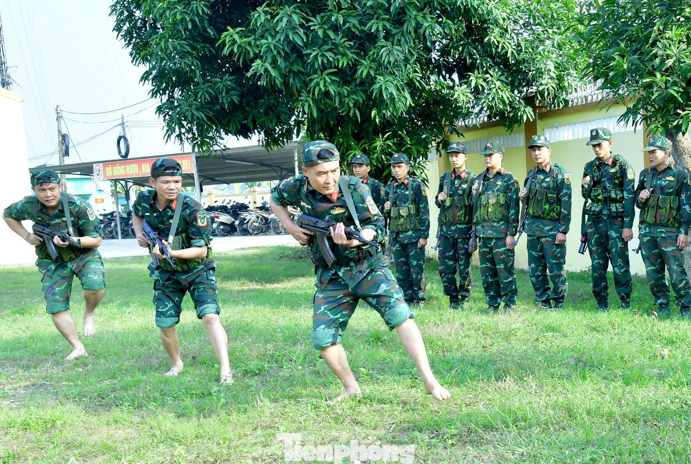 Những ngày cuối tháng 12, thời tiết tại Nghệ An lạnh giá nhưng các cán bộ chiến sĩ Đại đội Trinh sát cơ giới (Bộ Chỉ huy Quân sự tỉnh Nghệ An) vẫn luôn hăng say khổ luyện, rèn luyện sức khỏe dẻo dai và ý chí chiến đấu kiên cường. Những ngày cuối tháng 12, thời tiết tại Nghệ An lạnh giá nhưng các cán bộ chiến sĩ Đại đội Trinh sát cơ giới (Bộ Chỉ huy Quân sự tỉnh Nghệ An) vẫn luôn hăng say khổ luyện, rèn luyện sức khỏe dẻo dai và ý chí chiến đấu kiên cường.