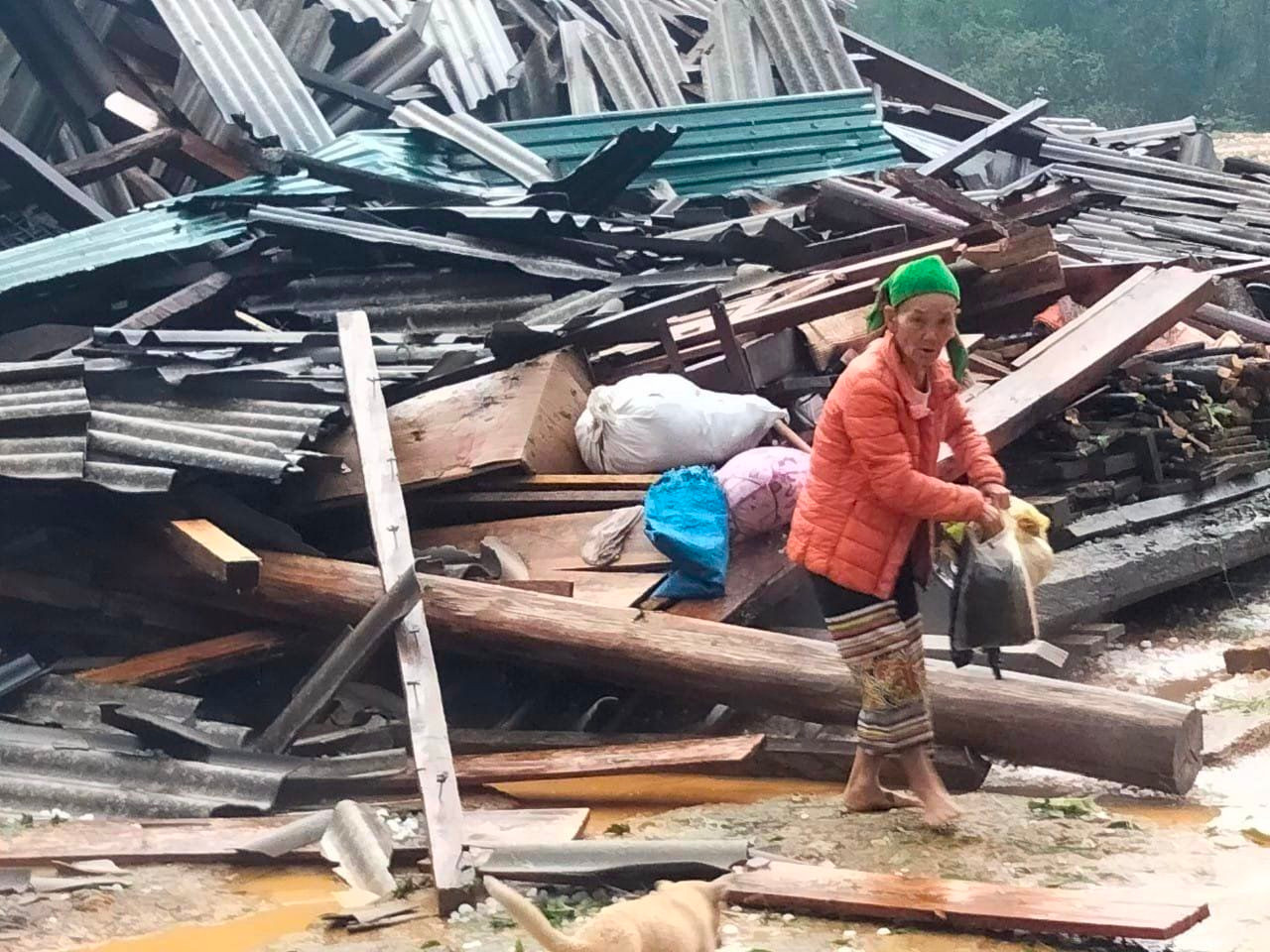 Ông Moong Văn Lợi - Chủ tịch UBND xã Bảo Thắng cho biết, theo thống kê sơ bộ, trận mưa đá, lốc xoáy đã khiến hơn 150 hộ gia đình bị hư hỏng, tốc mái. Trong đó có 2 nhà bị sập hoàn toàn. Ngoài ra, có 3 bản chưa thể tiếp cận để thống kê thiệt hại sau vụ việc.