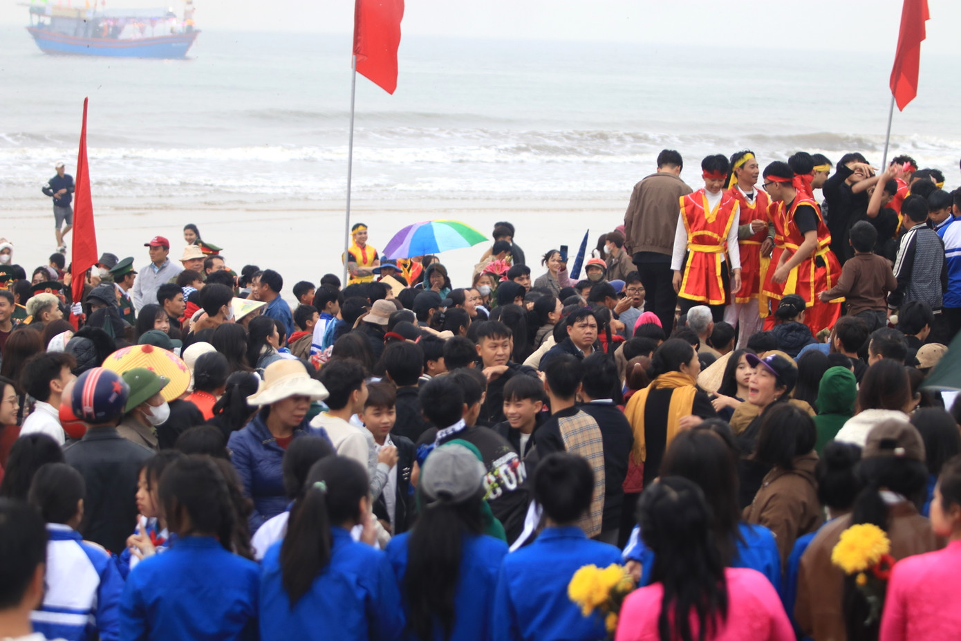 Ngay khi nghi Lễ Cầu Ngư kết thúc, hàng trăm người xung quanh cùng ùa vào mâm lễ lớn giữa bãi biển "cướp" lộc. Ai cũng muốn cướp được một vật phẩm lộc với tâm niệm sẽ mang lại may mắn, tài lộc về cho bản thân, gia đình trong năm mới. Ngay khi nghi Lễ Cầu Ngư kết thúc, hàng trăm người xung quanh cùng ùa vào mâm lễ lớn giữa bãi biển "cướp" lộc. Ai cũng muốn cướp được một vật phẩm lộc với tâm niệm sẽ mang lại may mắn, tài lộc về cho bản thân, gia đình trong năm mới.