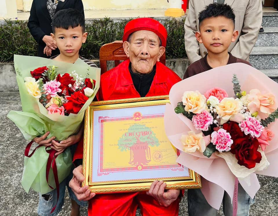 Cụ Côi nhận Giấy Chúc thọ 112 tuổi của Chủ tịch UBND tỉnh Nghệ An.