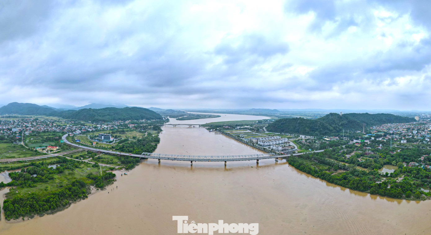 Cầu Bến Thủy 1 bắc qua sông Lam nối 2 tỉnh Nghệ An và Hà Tĩnh.