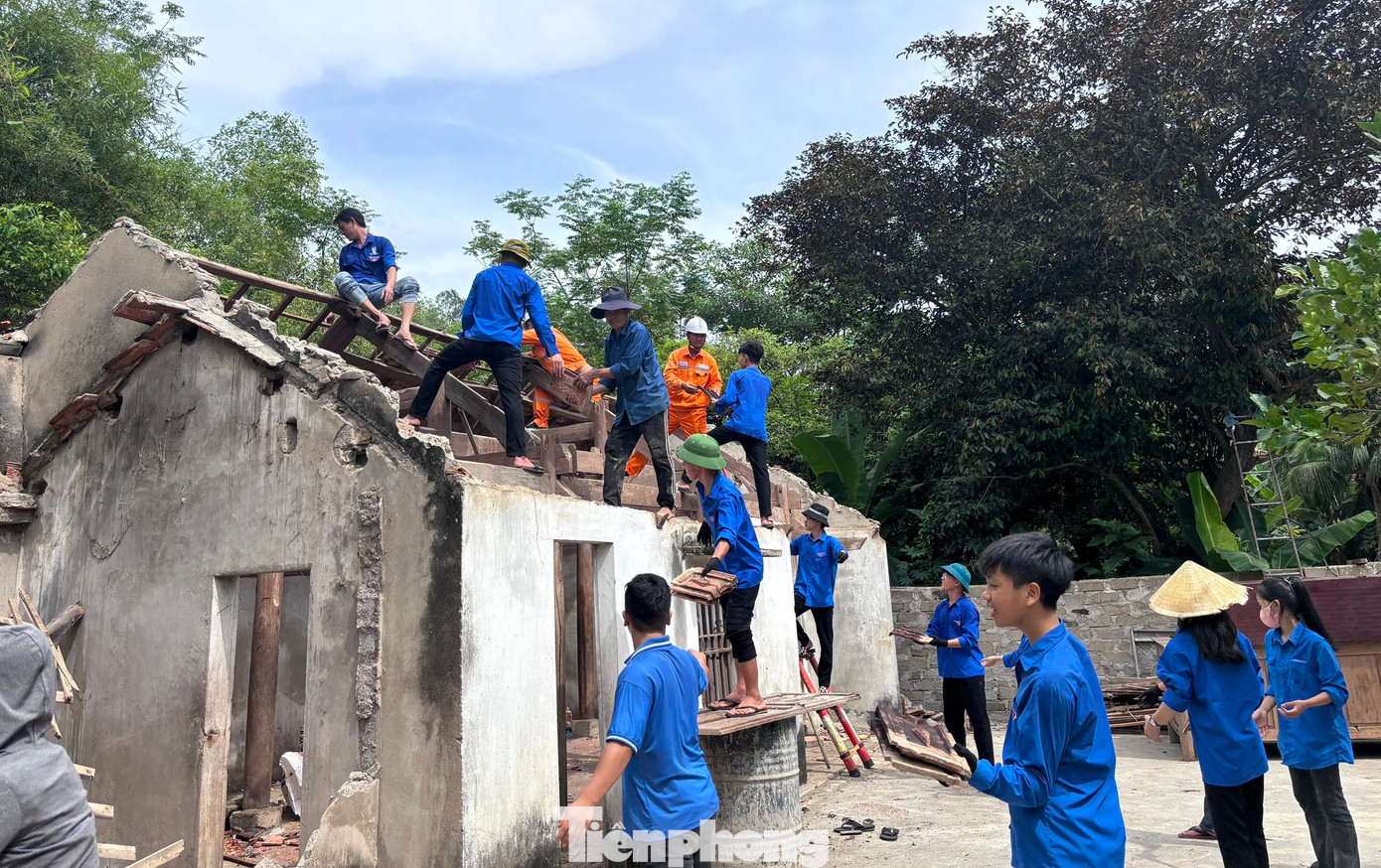 Tại xã Nam Thanh, các đoàn viên hỗ trợ dỡ nhà cho hộ gia đình ông Phan Công Quang bị ảnh hưởng tại khoảng cột điện số 345-346. Tại xã Nam Thanh, các đoàn viên hỗ trợ dỡ nhà cho hộ gia đình ông Phan Công Quang bị ảnh hưởng tại khoảng cột điện số 345-346.