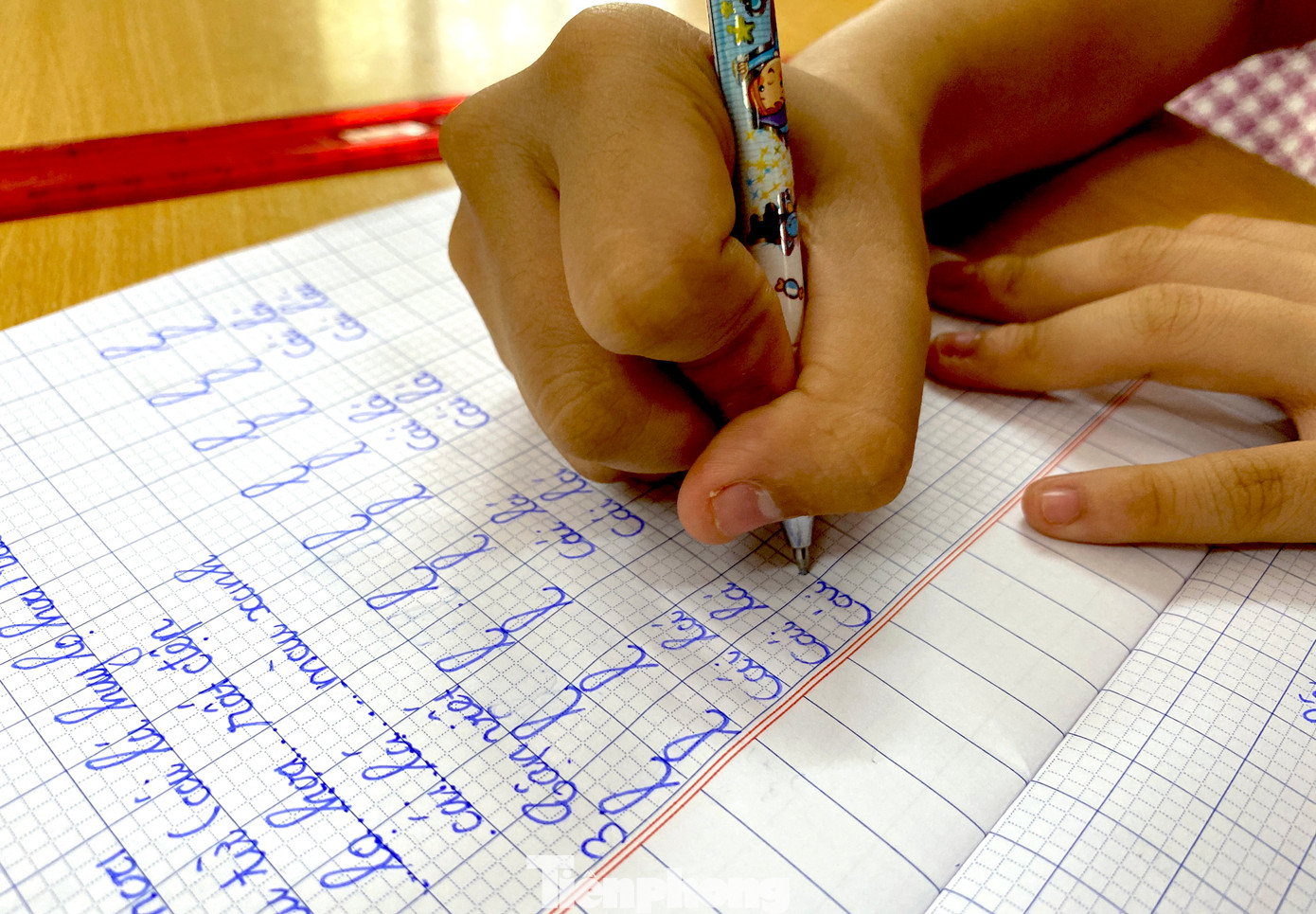 "Việc học sinh tiến bộ, hòa nhập với cộng đồng phụ thuộc phần lớn vào chính bản thân các em. Phần còn lại là sự dạy dỗ, kèm cặp và nỗ lực của giáo viên, gia đình. Để làm được điều này, giáo viên cần có lòng nhiệt huyết với nghề, phải có tình yêu thương trẻ, kiên trì và đặc biệt là sẵn sàng chia sẻ như là một người bạn để các em không còn tự ti với tình trạng bệnh của mình", cô Sa nói và cho biết, ngoài kiến thức, ở trung tâm các em còn được dạy kỹ năng tự phục vụ mình từ những điều đơn giản nhất như tự vệ sinh cá nhân, tự mặc quần áo...