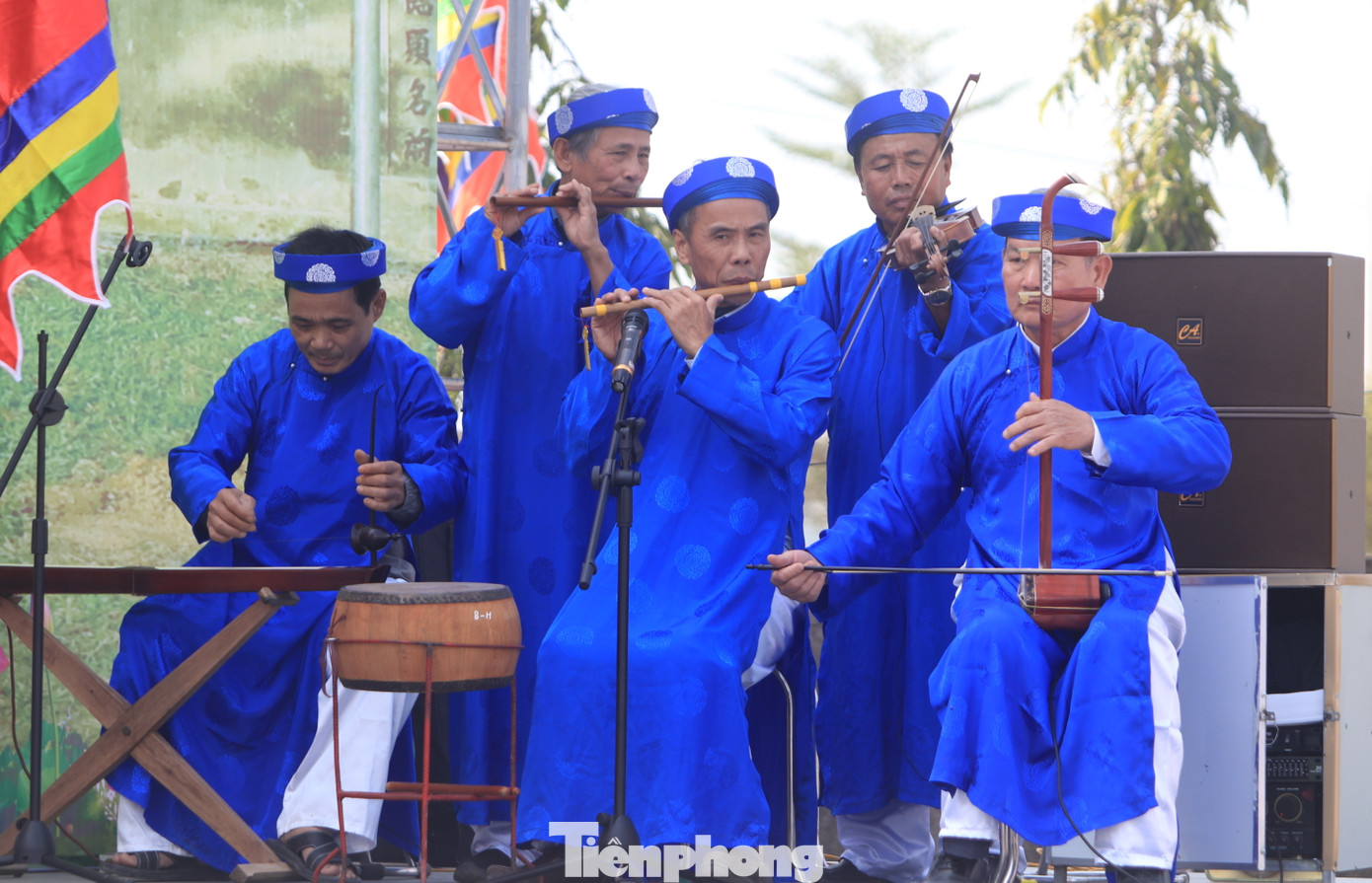 Ngoài trống, chiêng, nhiều đội thi còn có thêm ban nhạc với kèn, đàn, sáo khiến phần thi thêm đặc sắc.