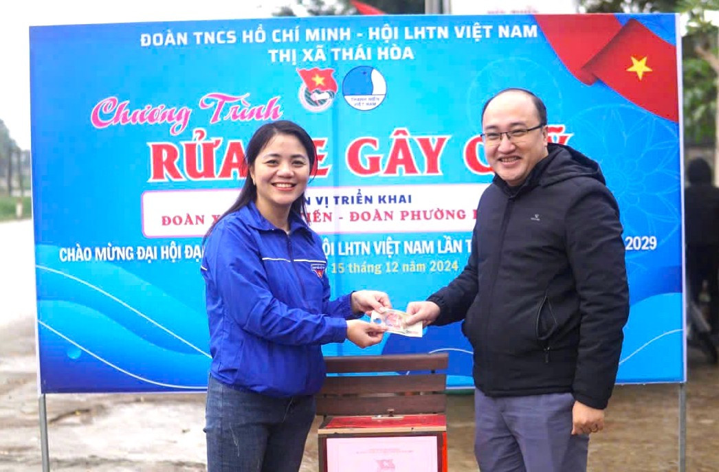 Chỉ trong một buổi, các đoàn viên thanh niên thị xã Thái Hòa đã rửa được hơn 30 xe ô tô và xe máy. "Ngoài tiền từ việc rửa xe, nhiều người cũng đến ủng hộ, góp thêm vào quỹ từ thiện được hơn 5 triệu đồng", anh Phan Huy Chung nói. Chỉ trong một buổi, các đoàn viên thanh niên thị xã Thái Hòa đã rửa được hơn 30 xe ô tô và xe máy. "Ngoài tiền từ việc rửa xe, nhiều người cũng đến ủng hộ, góp thêm vào quỹ từ thiện được hơn 5 triệu đồng", anh Phan Huy Chung nói.