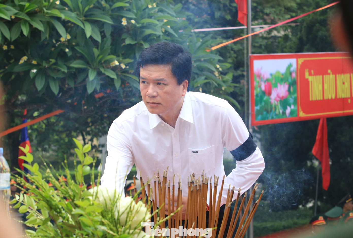 Các đoàn đại biểu thắp hương tưởng nhớ các anh hùng liệt sỹ.