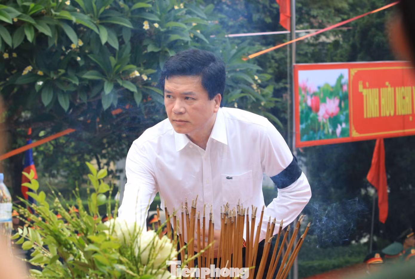 Các đoàn đại biểu thắp hương tưởng nhớ các anh hùng liệt sỹ. Các đoàn đại biểu thắp hương tưởng nhớ các anh hùng liệt sỹ.