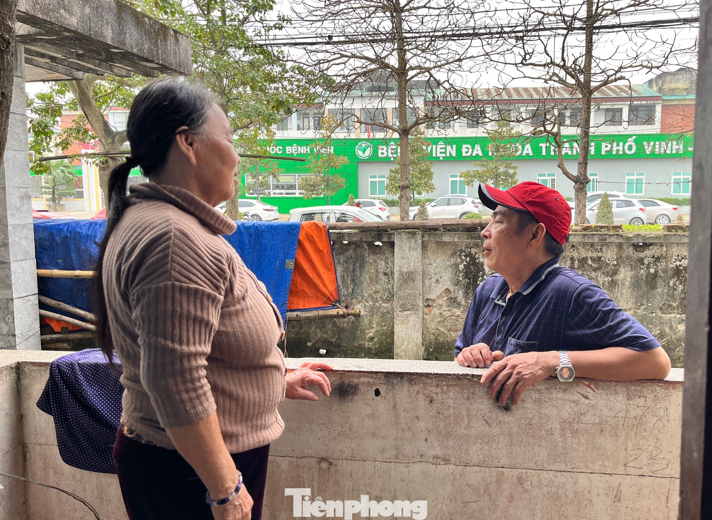 Những ngày sát Tết nhớ nhà, trong khu xóm trọ như vắng lặng đi. Người đứng ngồi không yên nhớ nhà, người nóng lòng nhìn mọi người đi đường sắm Tết qua ô cửa sổ. Một số người tranh thủ trò chuyện, gửi lời hỏi thăm, chúc nhau chuẩn bị cho một năm mới về. Những ngày sát Tết nhớ nhà, trong khu xóm trọ như vắng lặng đi. Người đứng ngồi không yên nhớ nhà, người nóng lòng nhìn mọi người đi đường sắm Tết qua ô cửa sổ. Một số người tranh thủ trò chuyện, gửi lời hỏi thăm, chúc nhau chuẩn bị cho một năm mới về.