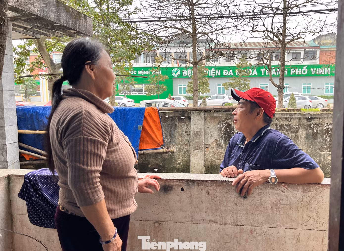 Những ngày sát Tết nhớ nhà, trong khu xóm trọ như vắng lặng đi. Người đứng ngồi không yên nhớ nhà, người nóng lòng nhìn mọi người đi đường sắm Tết qua ô cửa sổ. Một số người tranh thủ trò chuyện, gửi lời hỏi thăm, chúc nhau chuẩn bị cho một năm mới về.