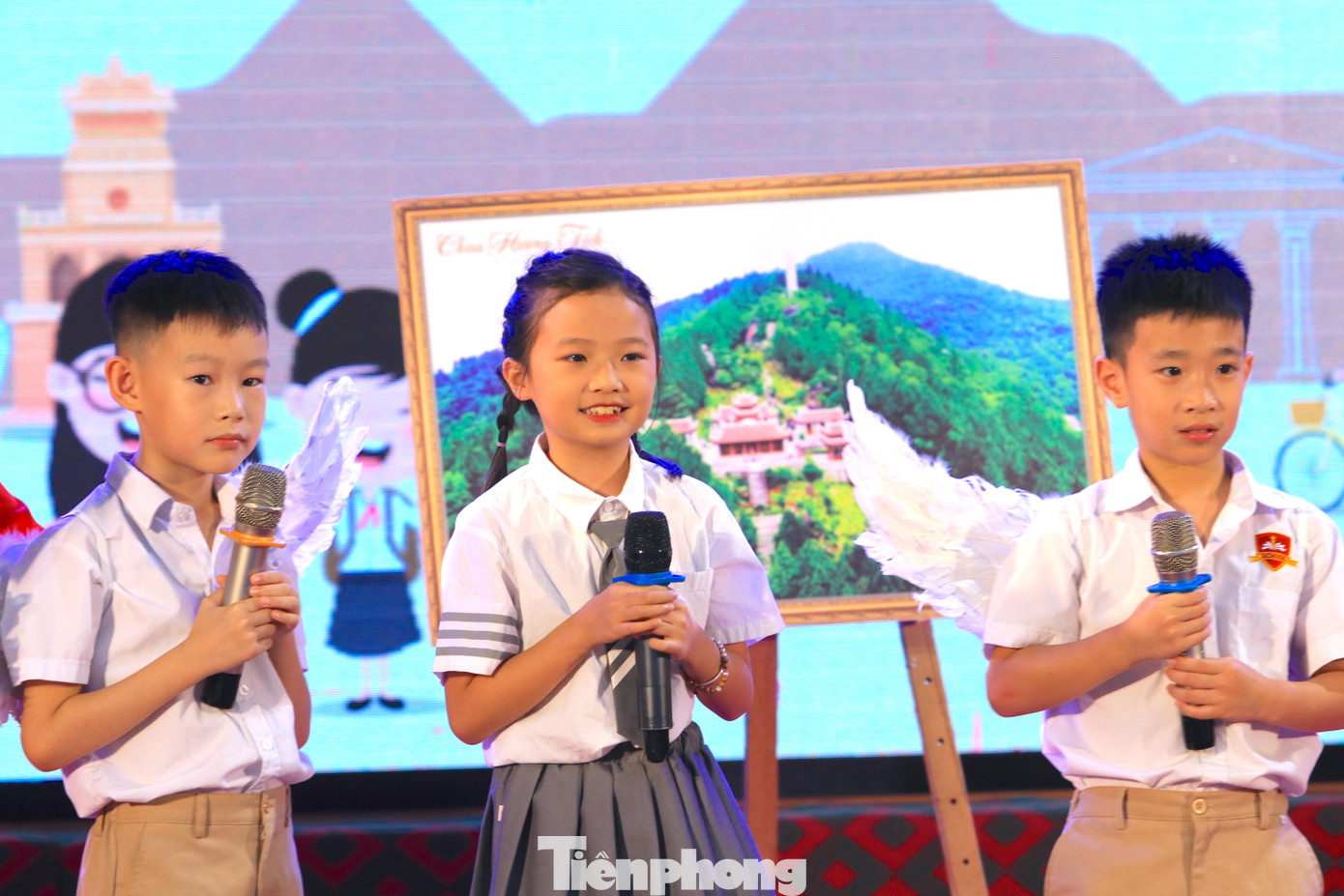 Mỗi đội thi có 3 thành viên sẽ thực hiện bài thuyết trình của mình trong thời gian từ 3-5 phút. Sau khi trình bày xong, Ban Giám khảo sẽ đặt câu hỏi có nội dung liên quan đến bài thuyết trình. Đội thi sẽ cử đại diện trả lời trong thời gian không quá 2 phút.