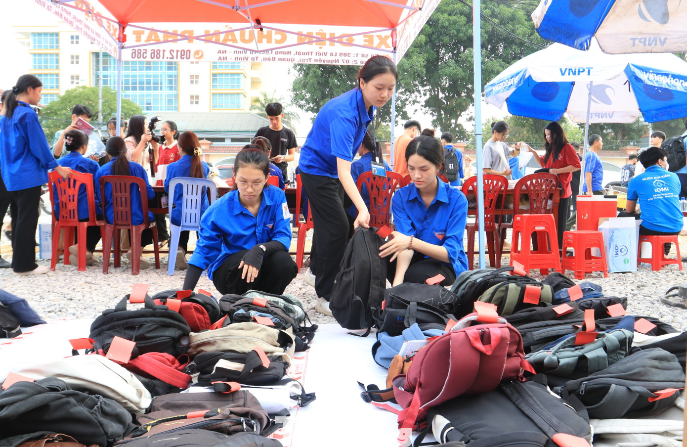 Các đoàn viên thanh niên sẽ triển khai việc giữ đồ, giữ xe miễn phí, tiếp nước, tặng quà và hướng dẫn, hỗ trợ các thí sinh chuẩn bị đầy đủ các giấy tờ trước khi vào phòng thi.