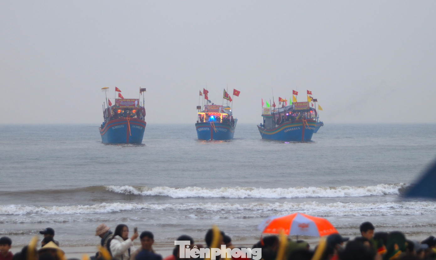 Quá trình diễn ra nghi lễ, có 6 thuyền đánh cá lớn của ngư dân địa phương được trang trí cờ hoa lộng lẫy tiến hành rước thủy từ Đền Cờn trong ra Đền Cờn ngoài và chầu tại khu vực làm Lễ Cầu ngư.