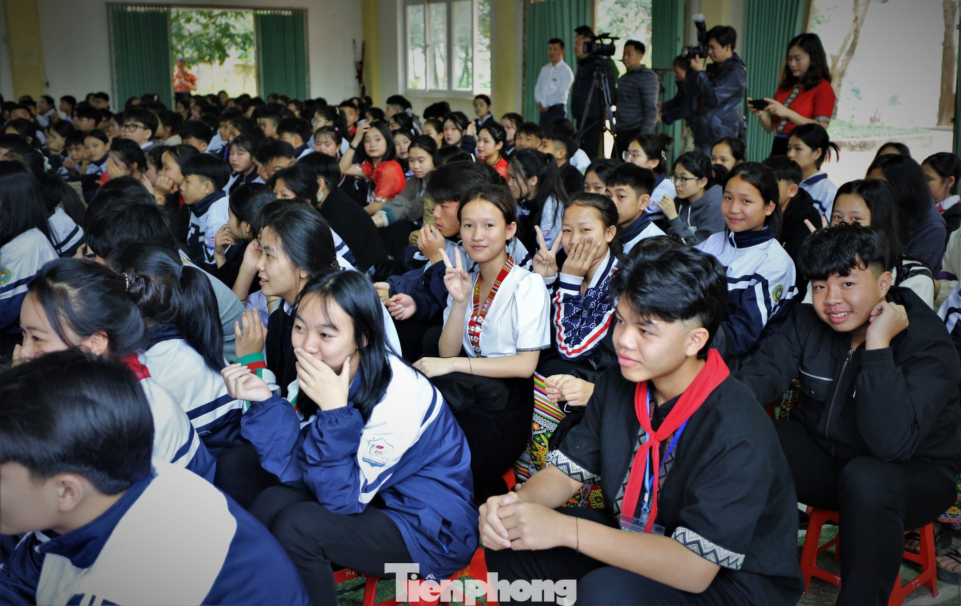 Những chiếc áo sẽ giúp các em học sinh được ủ ấm trong những ngày đến trường gió rét. Những chiếc áo sẽ giúp các em học sinh được ủ ấm trong những ngày đến trường gió rét.