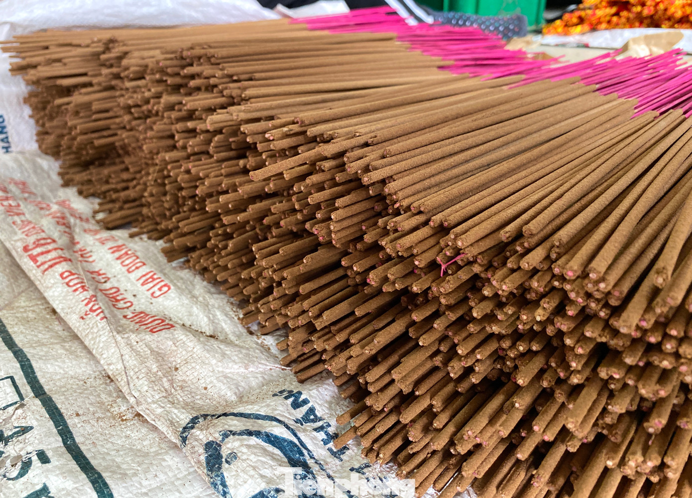 “Hương được làm từ các nguyên liệu tự nhiên nên không độc hại. Sau khi được sấy khô xay nhỏ, các nguyên liệu được pha trộn theo bí quyết nhà nghề sẽ cho ra mùi hương thơm dễ chịu, hương dễ cháy, lâu tàn…”, chị Nguyễn Thị Lý nói.